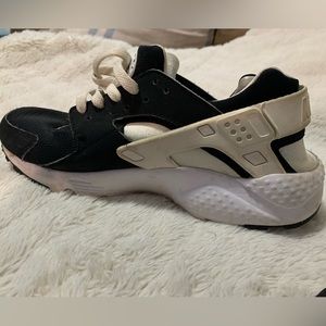 Youth Black and White Nike Air Athletic Tennis Shoes Sneakers size 6.5